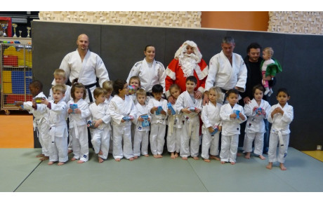 Le Père Noël en visite au cours de Baby judo